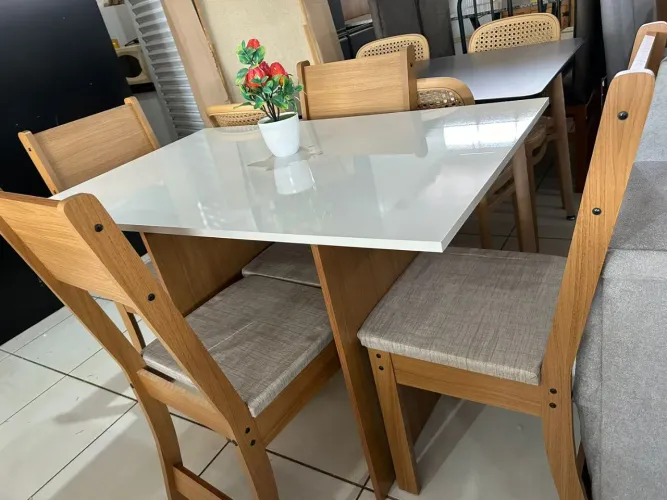 Mesa tampo MDF com 4 cadeiras 