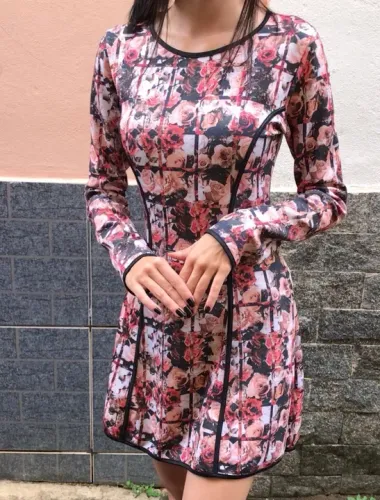 Vestido de inverno rosa florido, manga comprida.