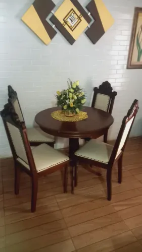 Mesa e cadeiras de madeira