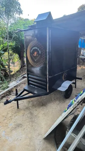 Reboques de churrasquinho.