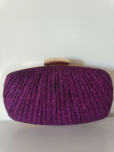Linda bolsa de mão roxa com brilho