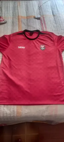 Camisa de Futebol Vermelha com Detalhes