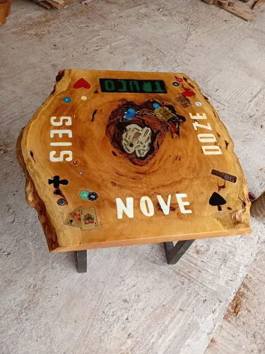 Mesa rustica em madeira e resina epoxi (rivertable)