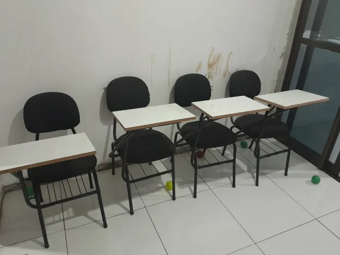 4 Cadeiras de sala de aula, ótimas para cursos 