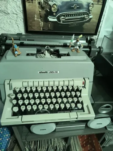 Máquina de escrever Olivetti Linea 98