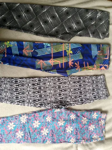 4 calças leggings estampadas. Tamanho P.
