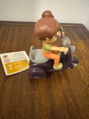 Boneca com Scooter de fricção 