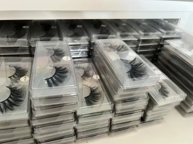 Pack com 123 pares de cílios postiços para revenda