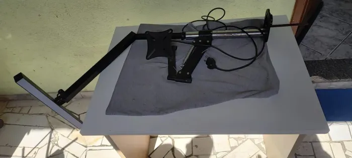 Suporte p/ Monitor de Mesa com luminária articulado