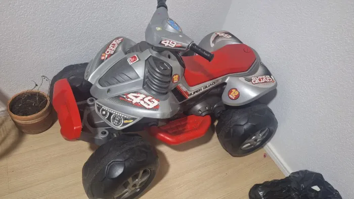 Vendo Quadriciculo elétrico 12V