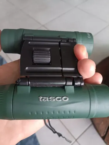 Binoculo Tasco Original  Essentials Roof Prism Roof MC Box , 10 x 25 mm verde