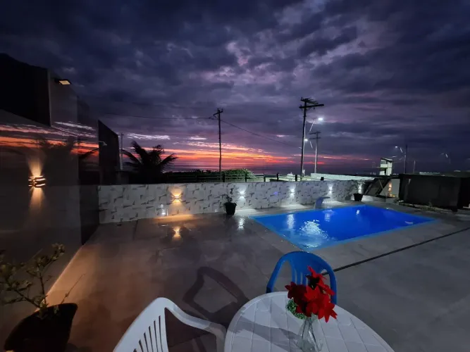 CASA com PISCINA FRENTE AO MAR