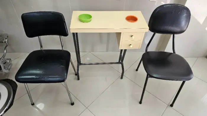 Mesa da Manicure com Duas Cadeiras