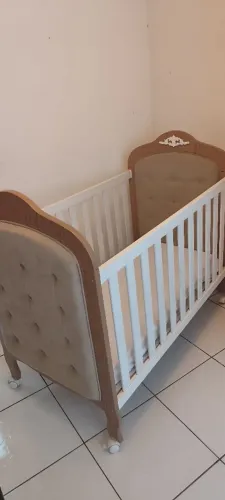 Berço infantil elegante com detalhes em madeira