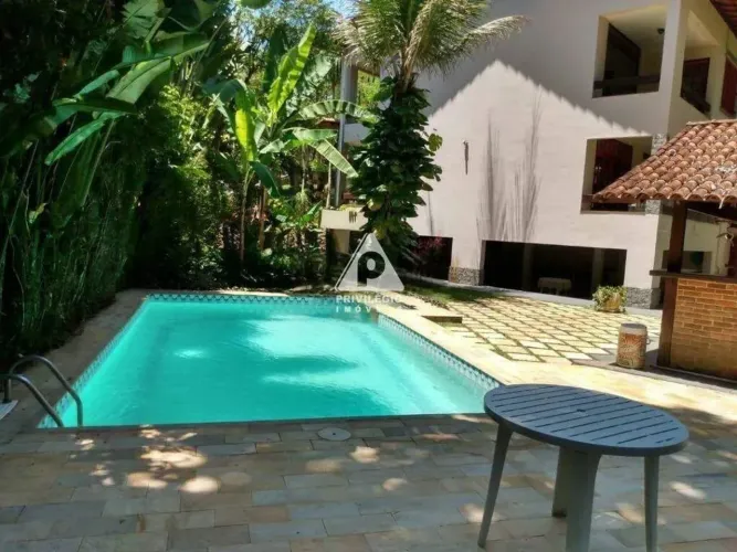 Casa 5 quartos 3 suítes 4 vagas piscina churrasqueira condomínio Itaipu.