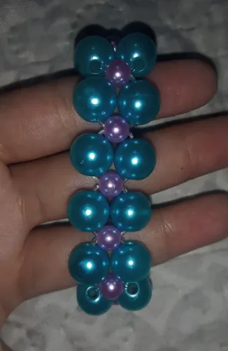 Pulseira de pérolas azul turquesa e lilás