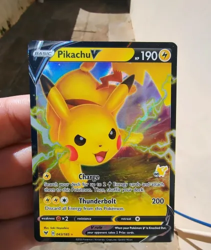 Carta Pokémon Pikachu V - Academia das Batalhas 2022