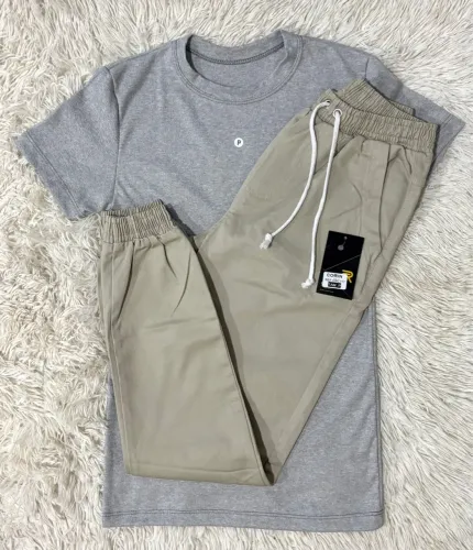 Conjunto P camisa cinza e calça Jogger P