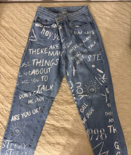 Calça jeans feminina com desenhos