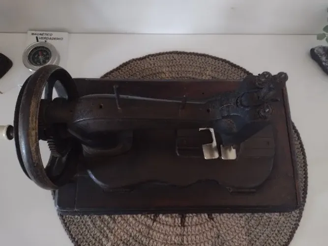 Máquina de costura antiga.