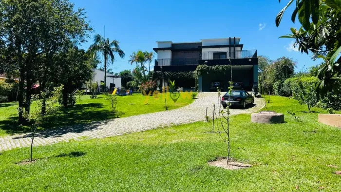 Chácara à venda em Arujá: 3 suítes, 300m² e piscina