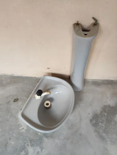 Vendo pia lavatório de banheiro ! Em bom estado,sem rachaduras!