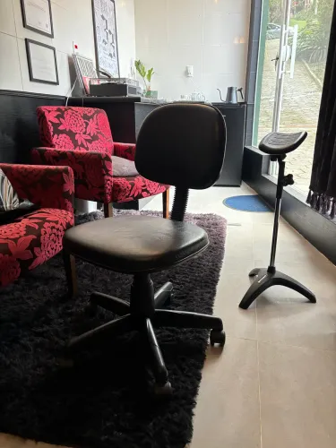 Cadeira de rodinhas mocho regulável