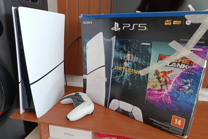 Vendo um PlayStation 5 acompanha 1 controle e um jogo Fifa.