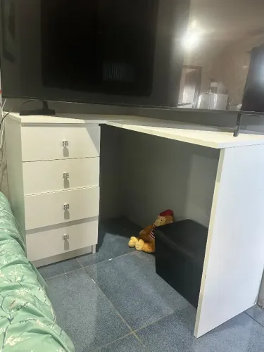 Mesa em mdf sob medida com puxadores em cristal