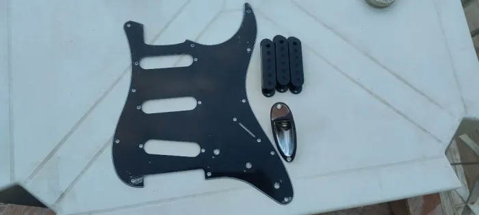 Kit Peças para Guitarra Stratocaster - Escudo Preto + Capas + Jack Plate