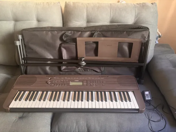 Teclado musical seminovo completo (usado apenas 4 vezes em casa)