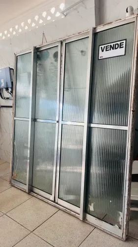 Porta quatro folhas de vidro e alumínio 