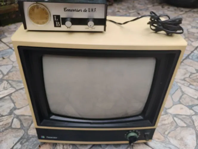 Tv 14 polegadas retro Panasonic colorida vai conversor analógico para restaurar a tv 