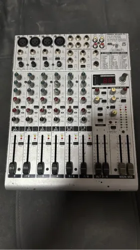 Mesa de som Behringer UB1204 FX PRO