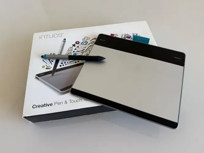 Mesa digitalizadora Wacom Intuos Creative Pen & Touch Tablet small + Case