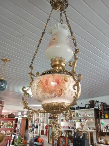 Lustre antigo em Cerâmica Decorada, Cúpula Opalina e Metal Dourado