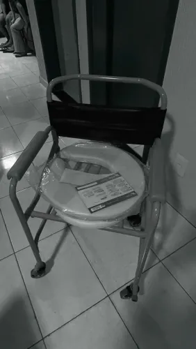 Vendo cadeira de Banho em alumínio