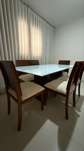 Mesa de Madeira semi nova com 6 cadeiras 