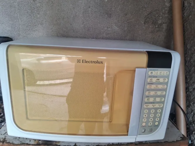 Vendo micro-ondas Electrolux 31 litros funcionando perfeitamente por 120 reais entrego