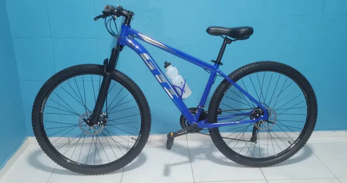 Bicicleta muito nova - rodou quatro vezes