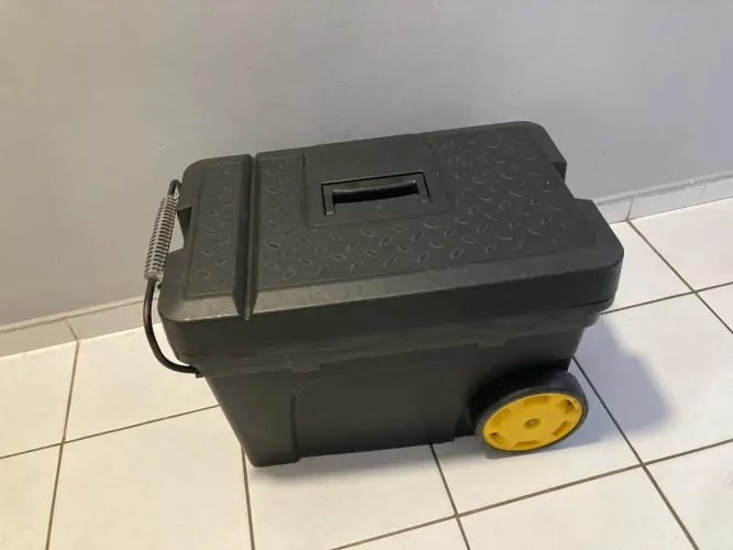 Cx Stanley com rodas ,facilita o transporte de ferramentas,usada