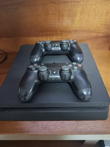 PLAYSTATION 4 COM 2 CONTROLES