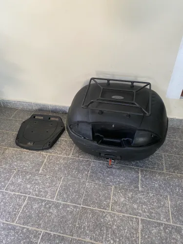 Baú grande usado mas funciona perfeitamente estava em uma bros 150