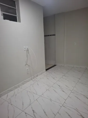 Aluga se apt 1quarto com sala com ária de serviço. Na glória próximo de tudo
