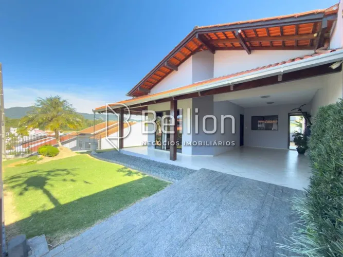 Casa à Venda com Terreno de 386 m² | 2 Quartos, Quintal Amplo e Excelente Localização