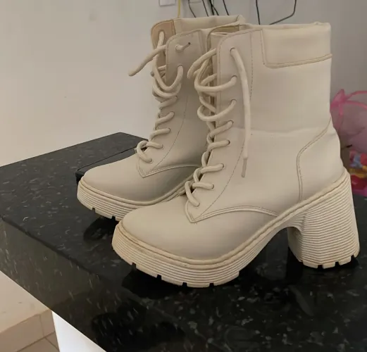 Bota branca feminina
