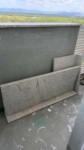Conjunto de placas de granito claro - 1,20 m e 0,60 m - R$ 550