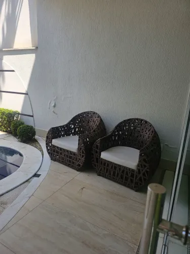 Poltronas área de lazer e piscina