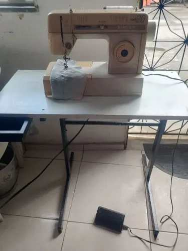 Máquina costura Singer com mesa