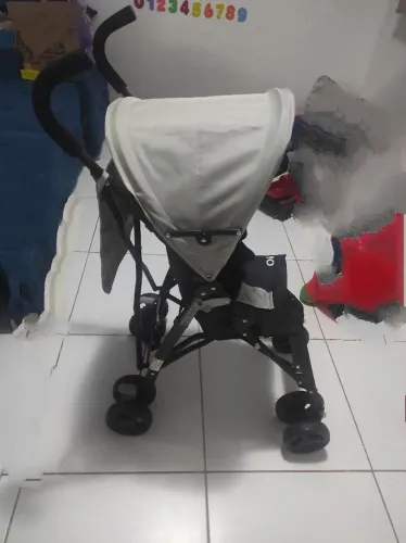 Carrinho de Bebê na cor cinza e preto